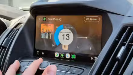Adjusting the Android Auto Prompt Volume during a spoken navigation instruction on an infotainment system.