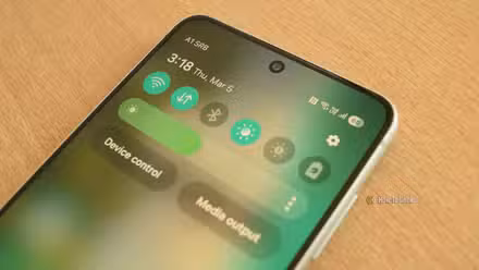 A Quick Settings menu on a Samsung Galaxy phone. 