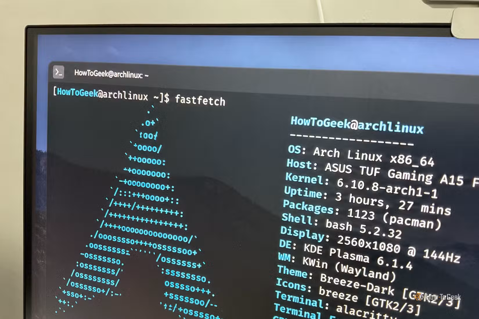 Fastfetch output on an Arch Linux PC on a monitor.