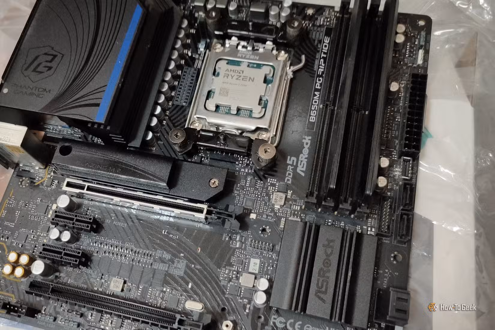 A motherboard with a Ryzen 7 7700 CPU and DDR5 RAM installed.
