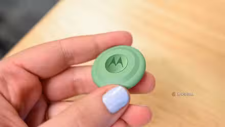 Person holding a Motorola Moto Tag