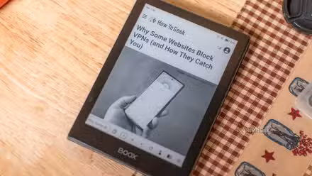 Reading the How To Geek website on a BOOX Poke 5 eReader.