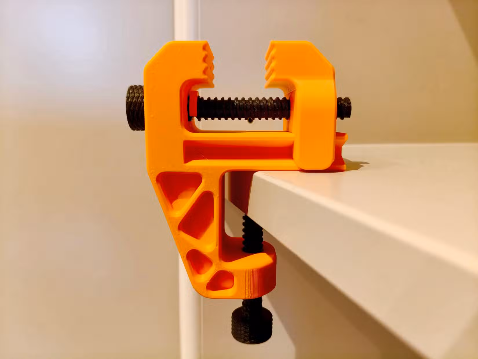 Tiny table vise by VC_design on MakerWorld.